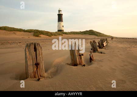 Septembre 2007 demeure d'épi en bois et les défenses maritimes le vieux phare 1895 rejette Point East Yorkshire UK Banque D'Images