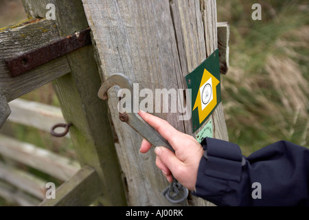 Septembre 2007 Walker de la fermeture d'un portail sur l'East Yorkshire Wolds UK Banque D'Images