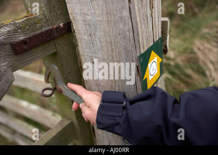 Septembre 2007 Walker de la fermeture d'un portail sur l'East Yorkshire Wolds UK Banque D'Images