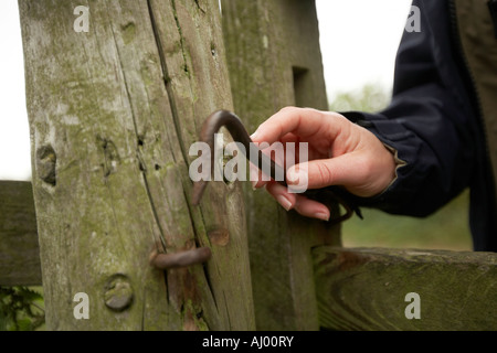 Septembre 2007 Walker de la fermeture d'un portail sur l'East Yorkshire Wolds UK Banque D'Images