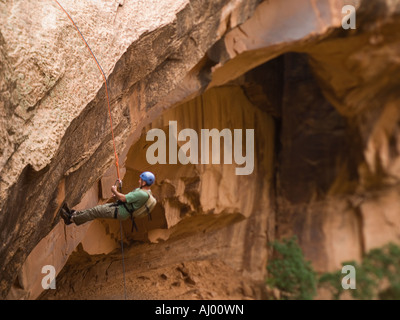 Man rappelling canyon Banque D'Images