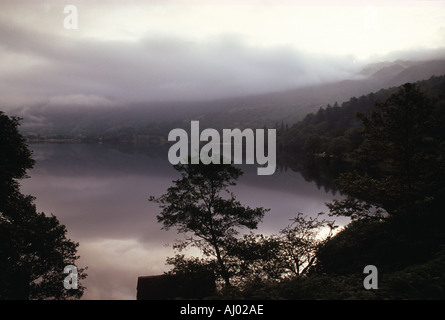 Moody brouillard vue de Llyn Gwynant près de Snowdonia au Pays de Galles de Beddgelert Banque D'Images