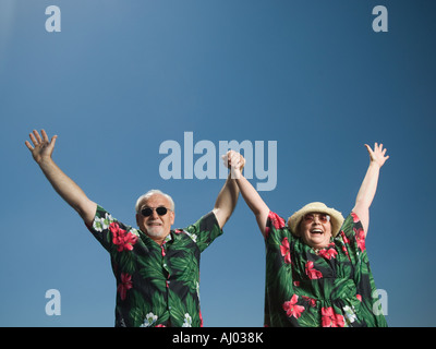Senior couple with arms raised Banque D'Images