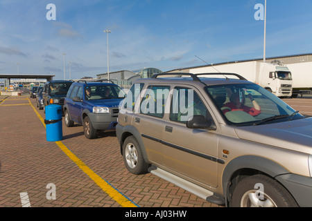 4X4 véhicules n'attendent à bord du ferry Holyhead Anglesey Pays de Galles Banque D'Images