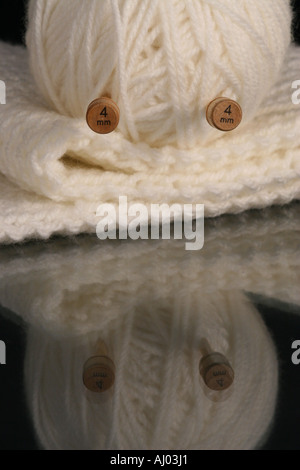 "Balle de laine se reflétant dans une table en verre" Banque D'Images