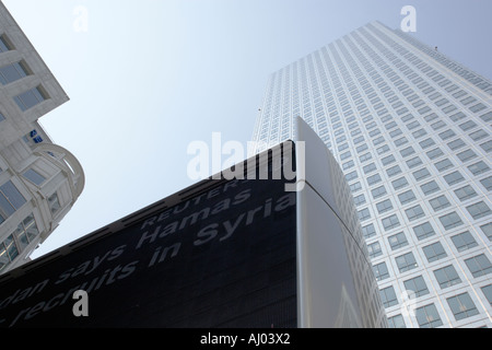 London canary wharf tower à Londres Dockands Reuters news information board Banque D'Images