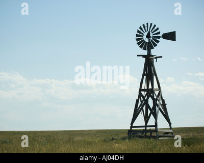 Windmill in field Banque D'Images