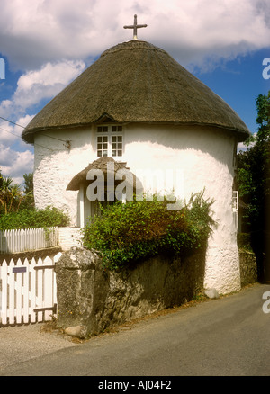 L'un des célèbres maisons rondes de chaume dans le village de Veryan sur la péninsule de Roseland à Cornwall au Royaume-Uni Banque D'Images