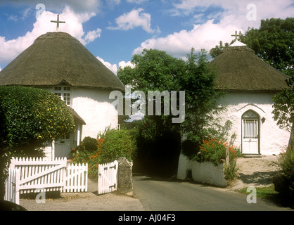 La célèbre tour de chaume maisons du village de Veryan sur la péninsule de Roseland à Cornwall au Royaume-Uni Banque D'Images