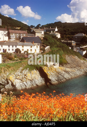 Cottages au-dessus du port dans le village de pêcheurs de Portloe sur la péninsule de Roseland, sur la côte sud de Cornwall, UK Banque D'Images