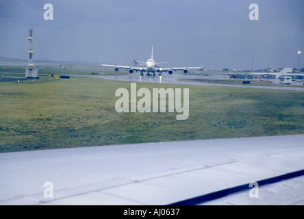 Australie Sydney Vue sur l'aéroport d'un avion prêt à décoller d'un autre avion sur le tarmac Banque D'Images