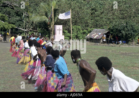 Danseurs du mouvement John Frum Cargo Cult effectuant en vêtements traditionnels, le soufre Bay Village, l'île de Tanna, Vanuatu. Banque D'Images