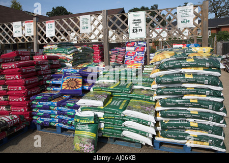 Sacs de compost sur des palettes dans un centre de jardinage Banque D'Images