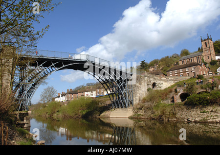 Le premier pont métallique enjambant la rivière Severn à Shifnal Shropshire en Angleterre Banque D'Images