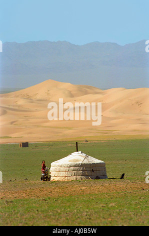 Une femme près de l'habitation traditionnelle mongole ger qui est aussi appelé yourte. Khongoryn Els. L'Afrique du désert de Gobi. La Mongolie Banque D'Images