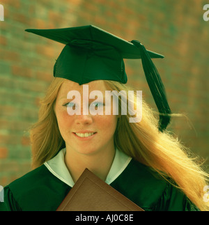 Outdoor portrait of a smiling rousseur rousse jeune femme portant un bonnet et une blouse pour l'obtention du diplôme Banque D'Images