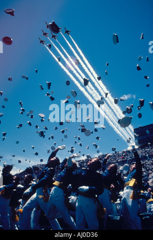 U Air Force Academy diplômés lancent leurs bouchons de cadets dans l'air comme l'Thunderbirds passent au-dessus de l'USAF Colorado Springs CO Banque D'Images