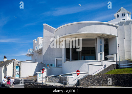 St Ives Tate Gallery donne sur le surf de l'Océan Atlantique sur Porthmoer beach St Ives Cornwall England UK United Kingdom Banque D'Images