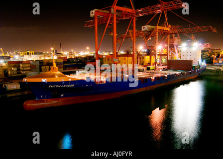 Irlande Dublin Dublin Port de nuit un navire porte-conteneurs en cours de chargement Banque D'Images