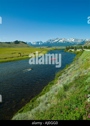 Les rafteurs flotter dans la rivière Salmon par Stanley inférieur avec les montagnes en arrière-plan de scie Banque D'Images