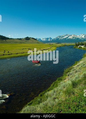 Les rafteurs flotter dans la rivière Salmon par Stanley inférieur avec les montagnes en arrière-plan de scie Banque D'Images