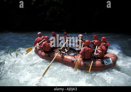 Les garçons de l'Aventure Rafting Dora Baltea river Villeneuve Valle d aosta Italie Banque D'Images