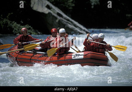 Les garçons de l'Aventure Rafting Dora Baltea river Villeneuve Valle d aosta Italie Banque D'Images