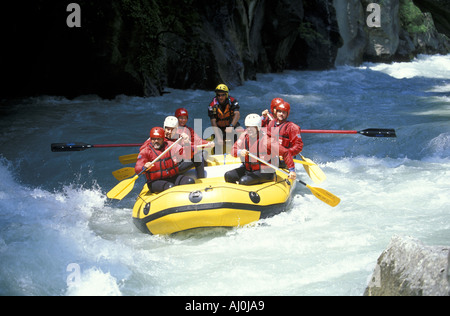 Les garçons de l'Aventure Rafting Dora Baltea river Villeneuve Valle d aosta Italie Banque D'Images