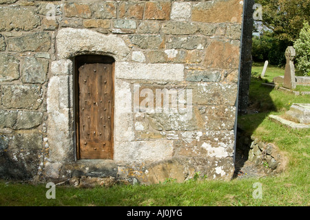 Petite porte en bois, église Saint Mellanus, meneau, Cornwall Banque D'Images