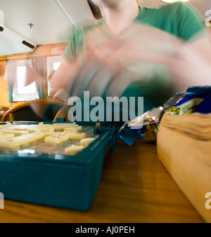 Jeune femme femme jouant au Scrabble jeu de société Banque D'Images