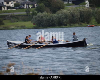 La formation de l'équipage de course Gig sur les lacs Supérieur, Tamar Cornwall Banque D'Images