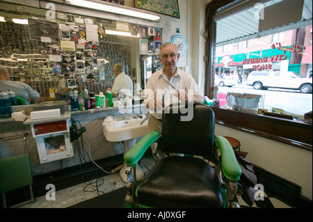 Coupe de cheveux à la Floyd Floyd s Ville Coiffure à Mount Airy Caroline du nord la ville en vedette dans Mayberry RFD et accueil de Andy Banque D'Images