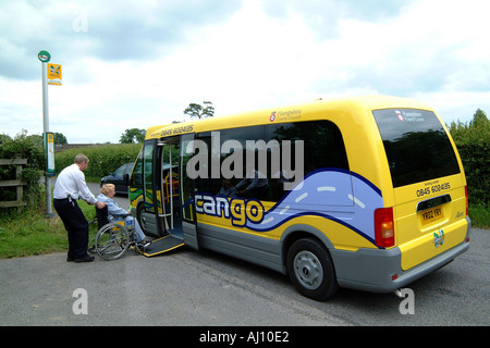 Les services de bus public communautaire composer une balade dans le sud de l'Angleterre Hampshire CANGO UK United Kingdom Banque D'Images