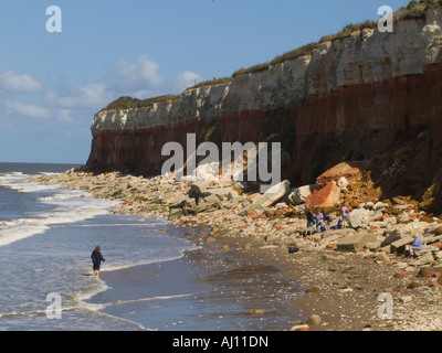 La Hunstanton le rouge et le blanc des falaises de craie Norfolk sur une journée ensoleillée Banque D'Images