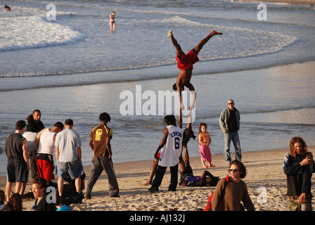 Israël Tel Aviv beach tambour un groupe de jeunes hommes de faire des exercices de gymnastique 20 sur la plage Banque D'Images