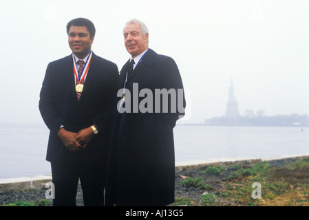 Muhammed Ali et Joe DiMaggio portant des médailles d'Ellis Island NY Banque D'Images