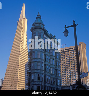 La Transamerica Building et vieux bâtiment victorien à San Francisco California USA Banque D'Images