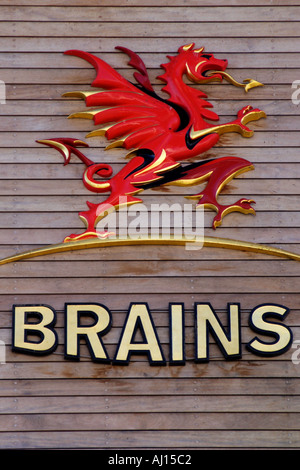 Dragon Rouge cerveaux signe sur l'Terra Nova pub Cardiff Bay South Wales UK Banque D'Images