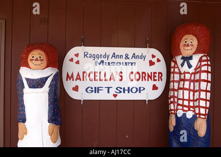 L'ILLINOIS Arcola Raggedy Ann et Raggedy Andy extérieur musée des statues en bois et signer Banque D'Images