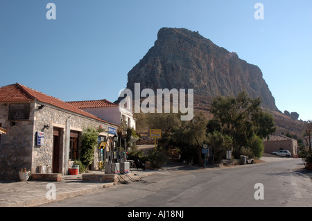 Station de remplissage en face du rocher de Monemvasia, Grèce Banque D'Images