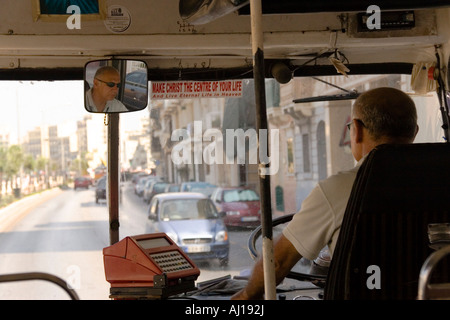 Malte Bus Driver sur un des vieux bus Leyland. Banque D'Images