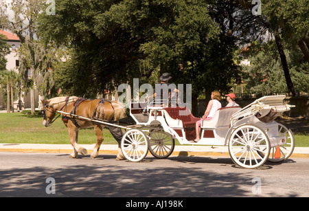 Couple promenades Horse Drawn Carriage St Augustine Floride États-Unis Banque D'Images