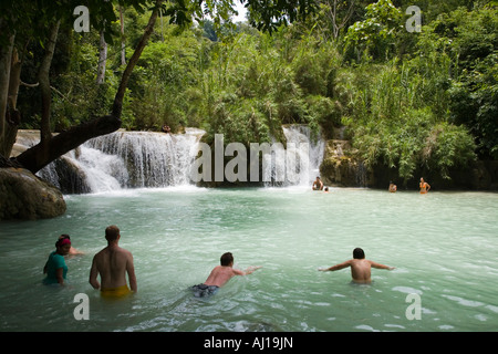 Les touristes et les habitants de nager et vous détendre dans l étang à Tat Kuang Si près de Luang Prabang au Laos Banque D'Images