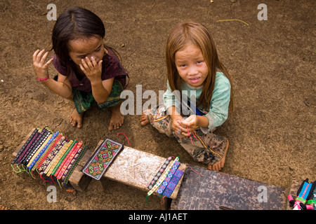 Les enfants bracelets vente aux touristes dans un village tribal Hmong près de Luang Prabang au Laos Banque D'Images