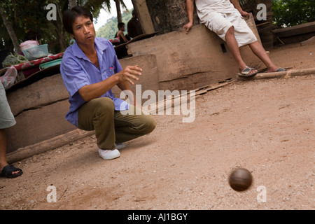 Taxi ou Tuk Tuk Jumbo se détend avec un pilote de jeu de boules à Luang Prabang au Laos Banque D'Images