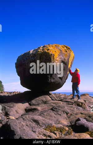 Haida Gwaii (îles de la Reine-Charlotte), le nord de la Colombie-Britannique, British Columbia, Canada - Rock 'balance' près de Skidegate sur l'île Graham Banque D'Images