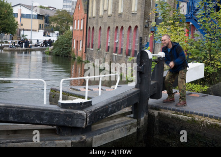 Stock photo de Hampstead Road se bloque à Camden Town Londres Image affiche lock technicien portes Shot Septembre 2007 Banque D'Images