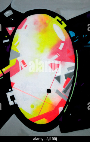 Pulvérisation ovale graffiti peint sur un mur public Banque D'Images