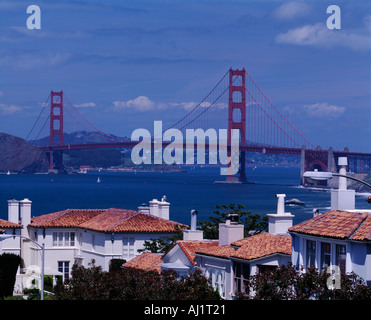 Golden Gate Bridge et la baie de San Francisco sur les toits de maisons dans le quartier résidentiel de Seacliff San Francisco California Banque D'Images