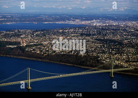 Vue aérienne du pont suspendu de Tacoma Tacoma Washington avec cascade et montagnes en arrière-plan Banque D'Images